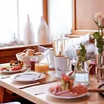 Hotel Romantik Hirschen 4*